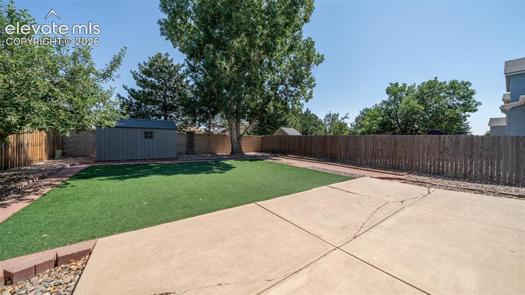 Image 4 of 31: Yard