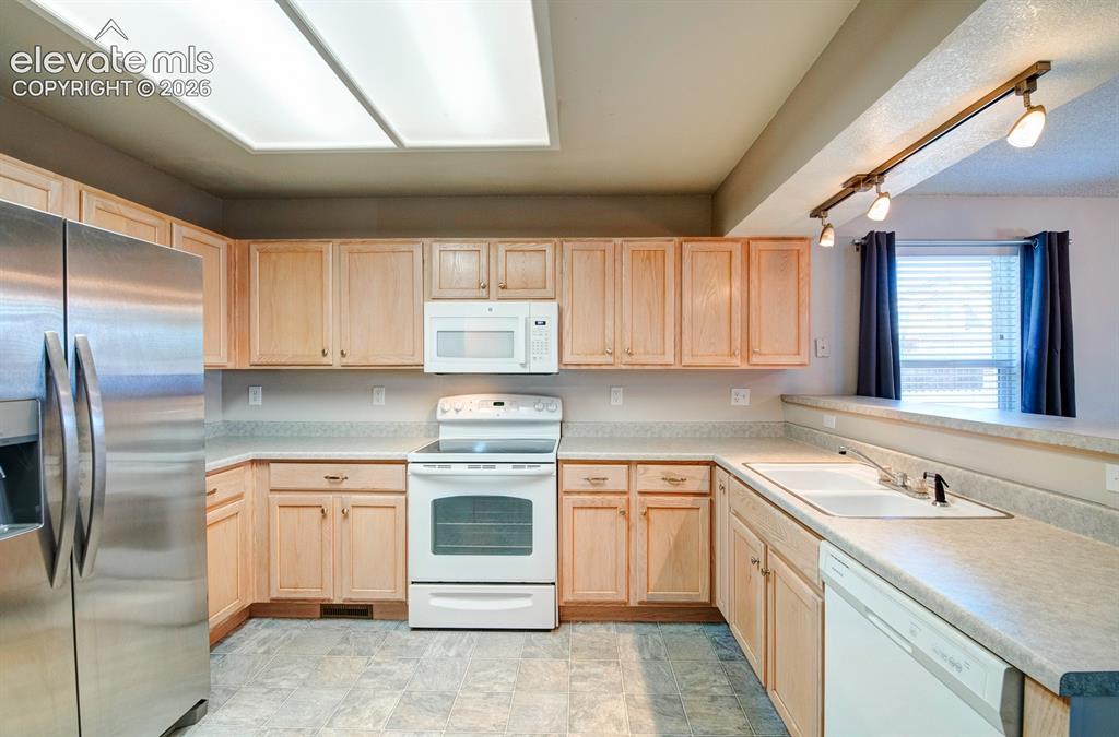 Image 12 of 35: Kitchen