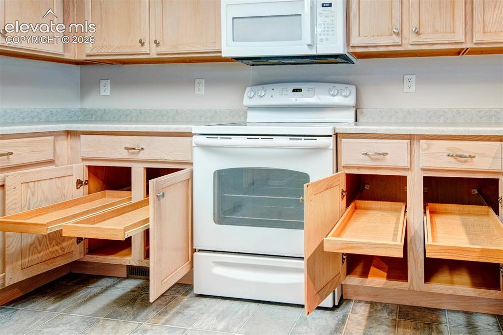 Image 14 of 35: Kitchen
