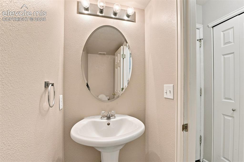 Image 17 of 35: Bathroom