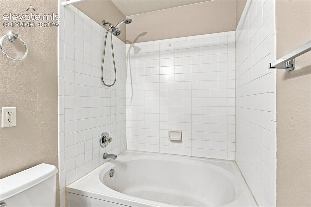 Image 22 of 35: Bathroom