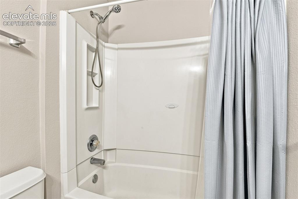 Image 28 of 35: Bathroom