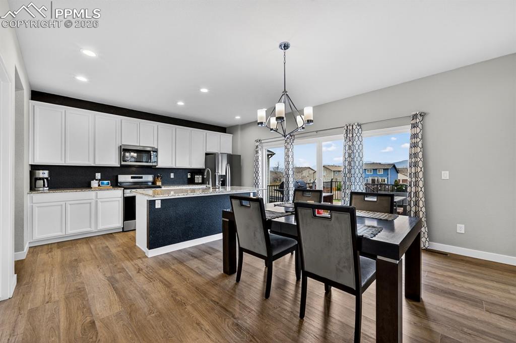 Image 14 of 50: Dining Area