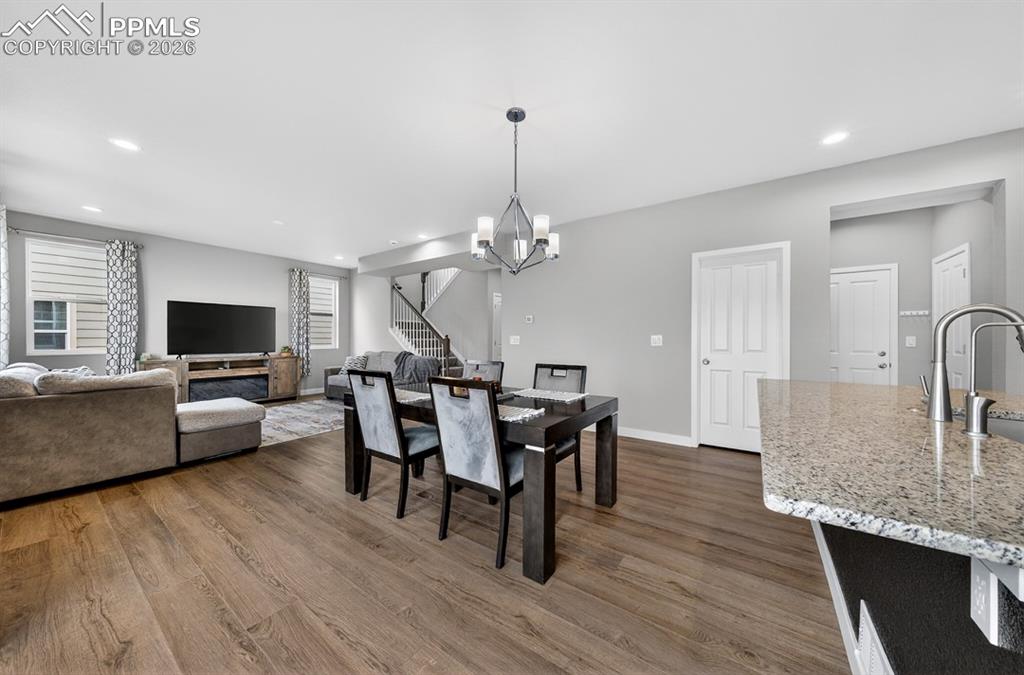 Image 15 of 50: Dining Area