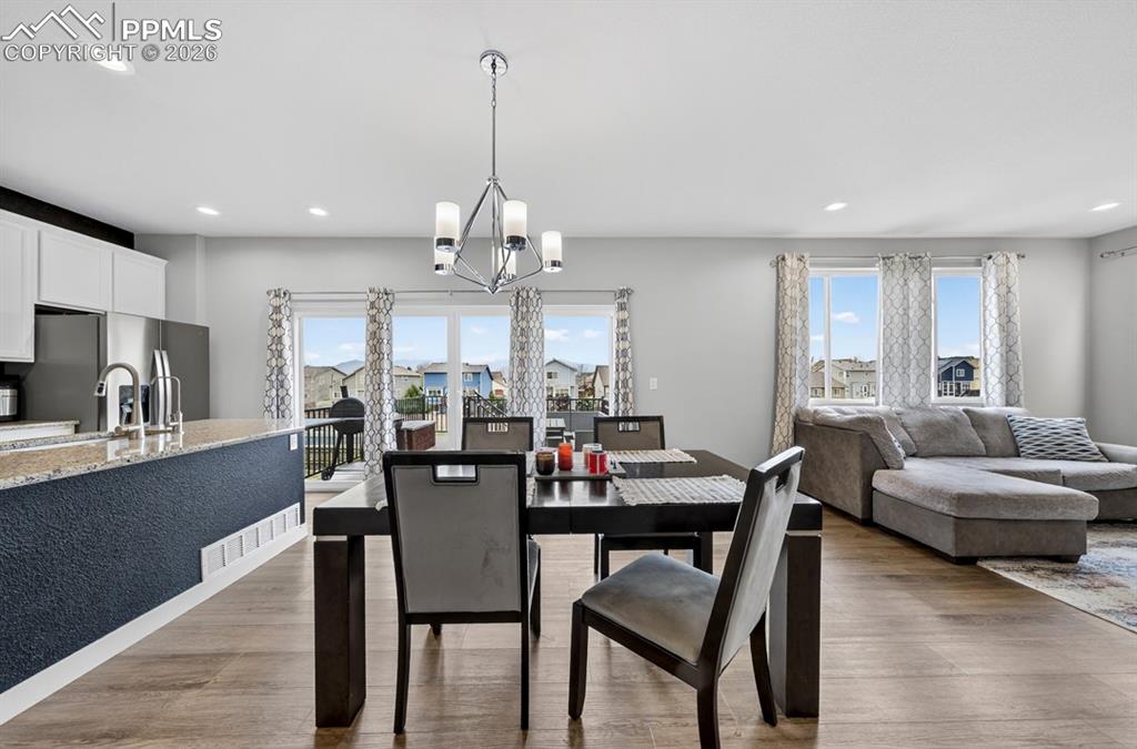 Image 18 of 50: Dining Area