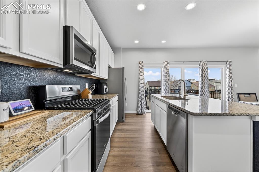 Image 19 of 50: Kitchen