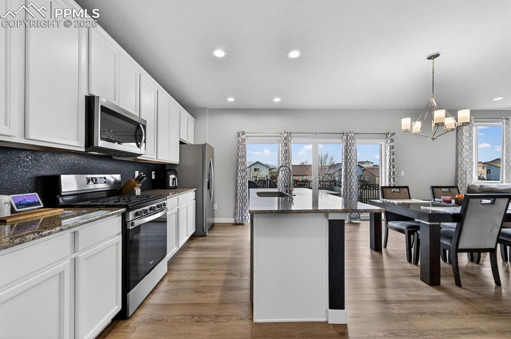 Image 20 of 50: Kitchen