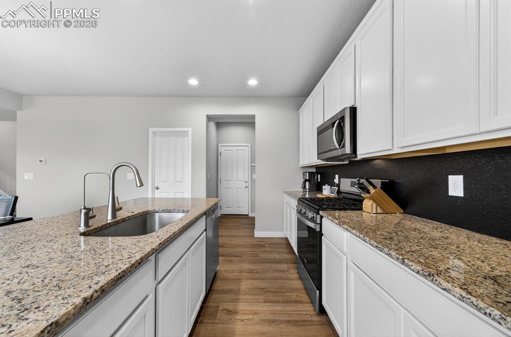 Image 21 of 50: Kitchen