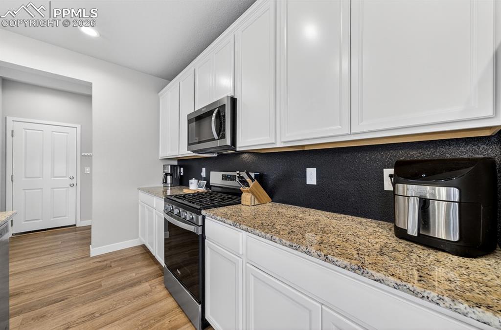 Image 22 of 50: Kitchen