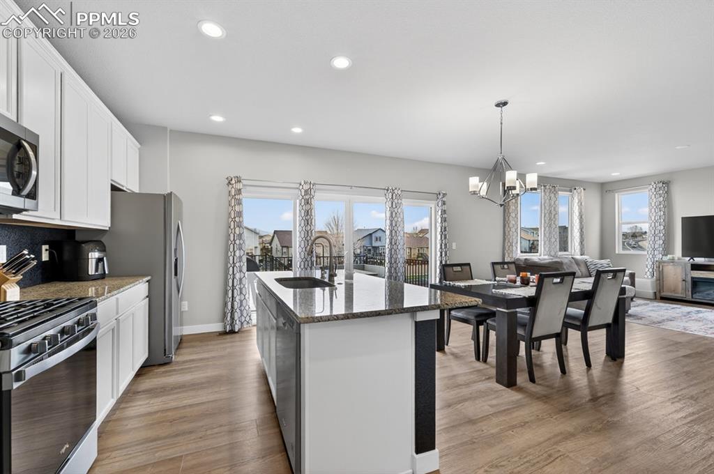 Image 23 of 50: Kitchen