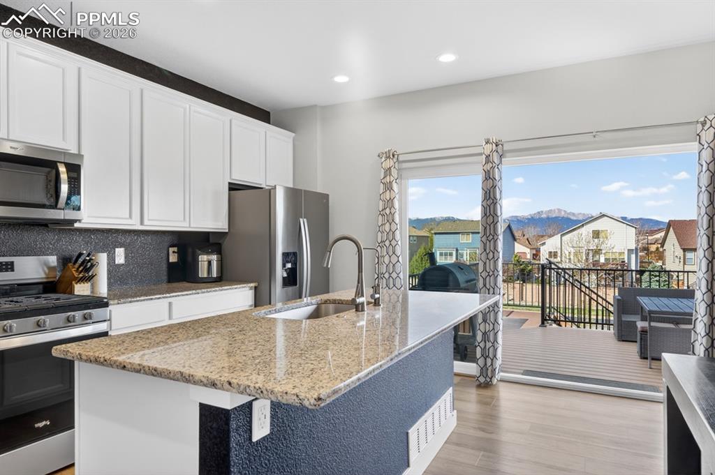 Image 25 of 50: Kitchen