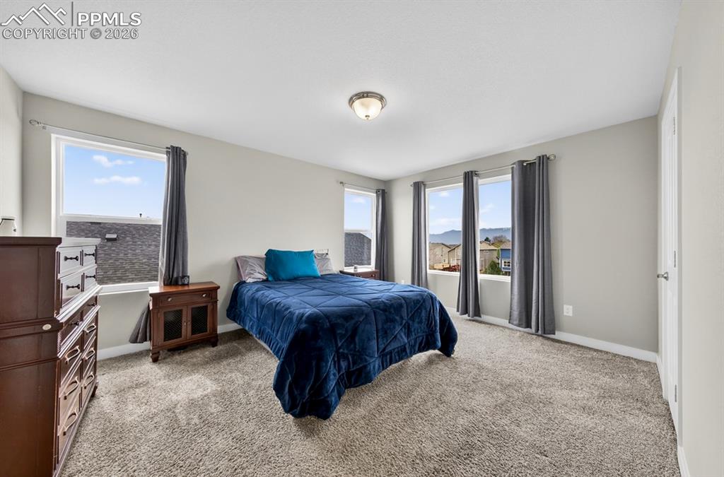 Image 29 of 50: Bedroom