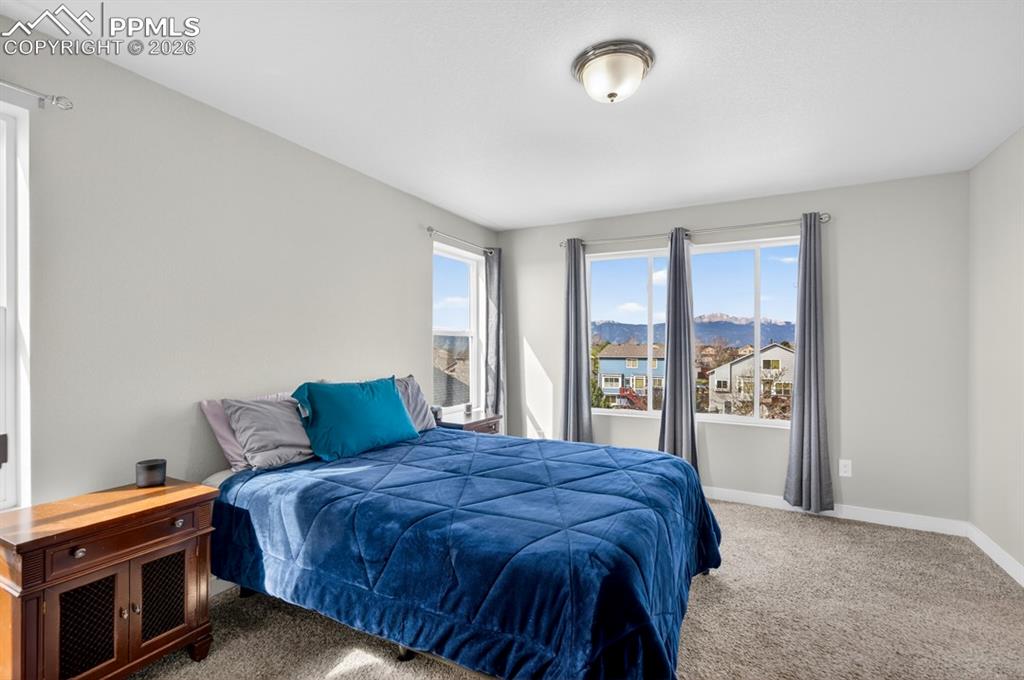 Image 31 of 50: Bedroom