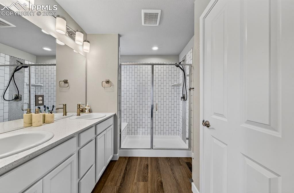 Image 32 of 50: Bathroom