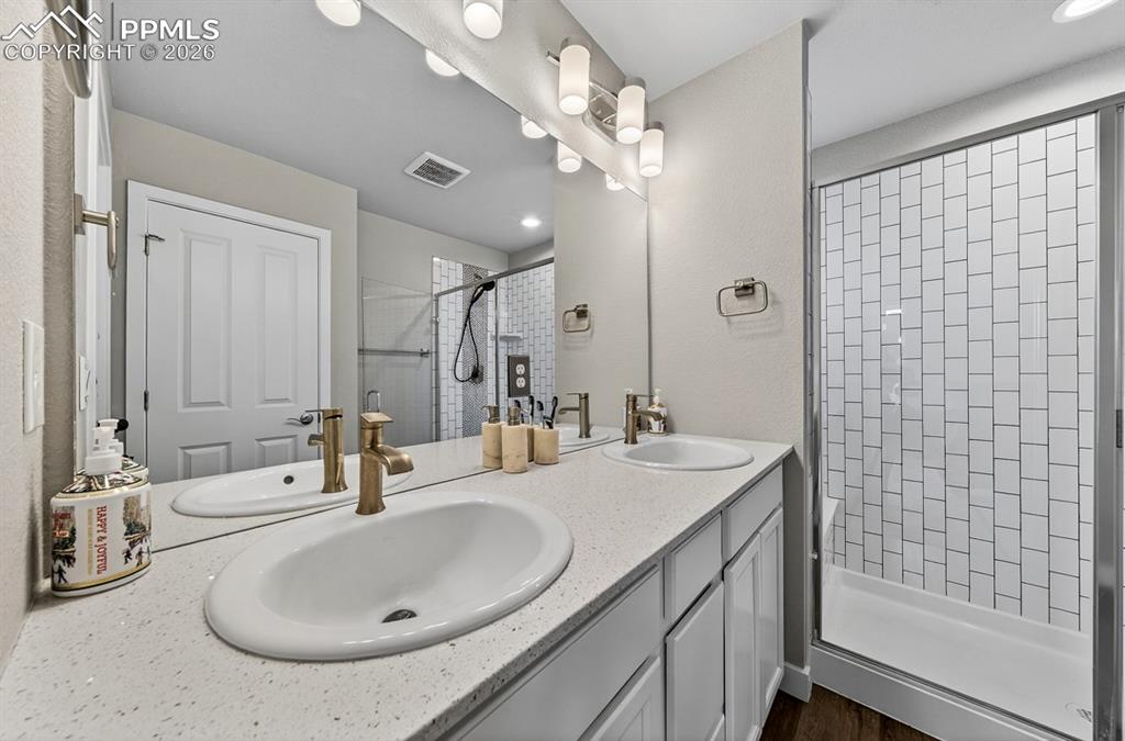 Image 33 of 50: Bathroom