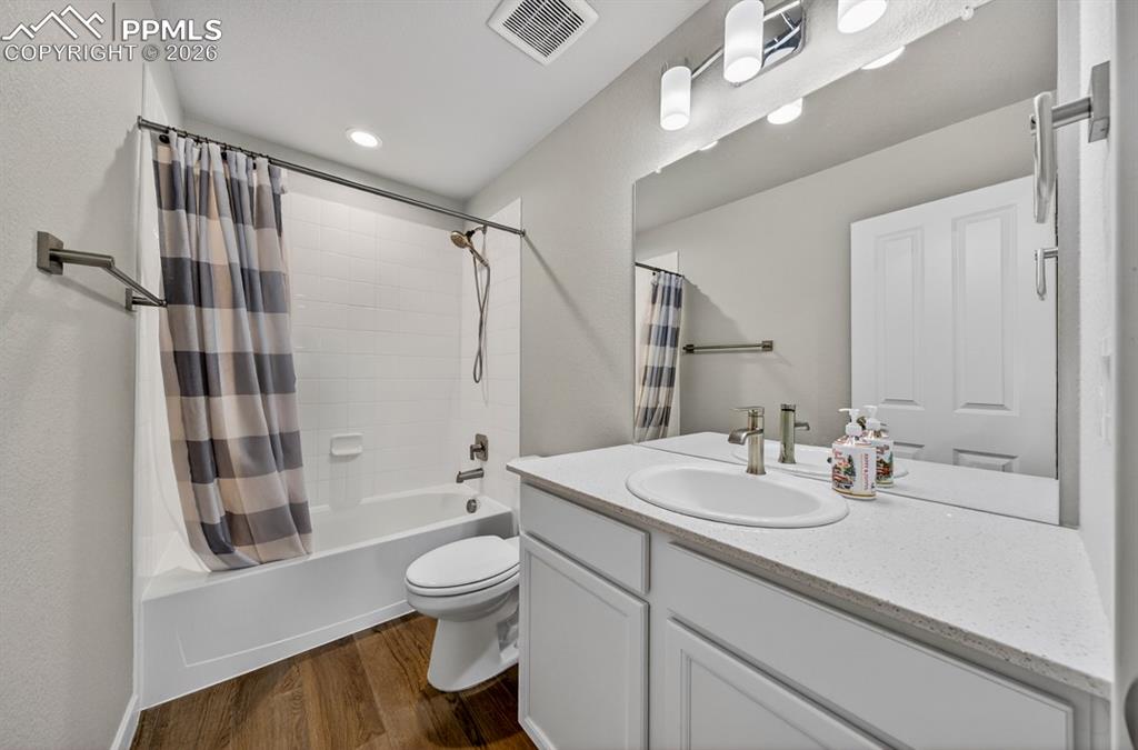 Image 35 of 50: Bathroom