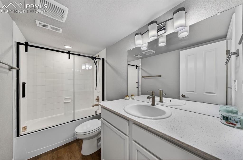 Image 40 of 50: Bathroom