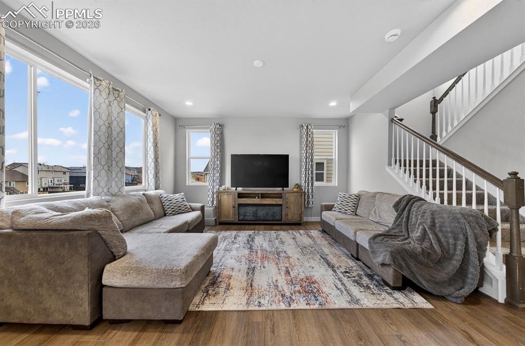 Image 7 of 50: Living Room