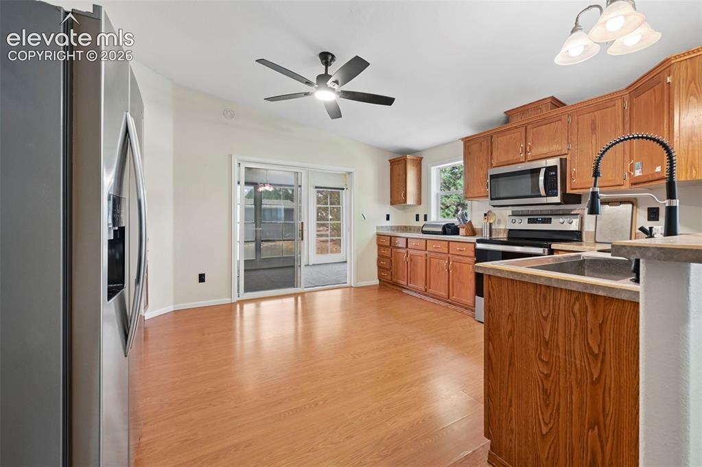 Image 15 of 33: Kitchen