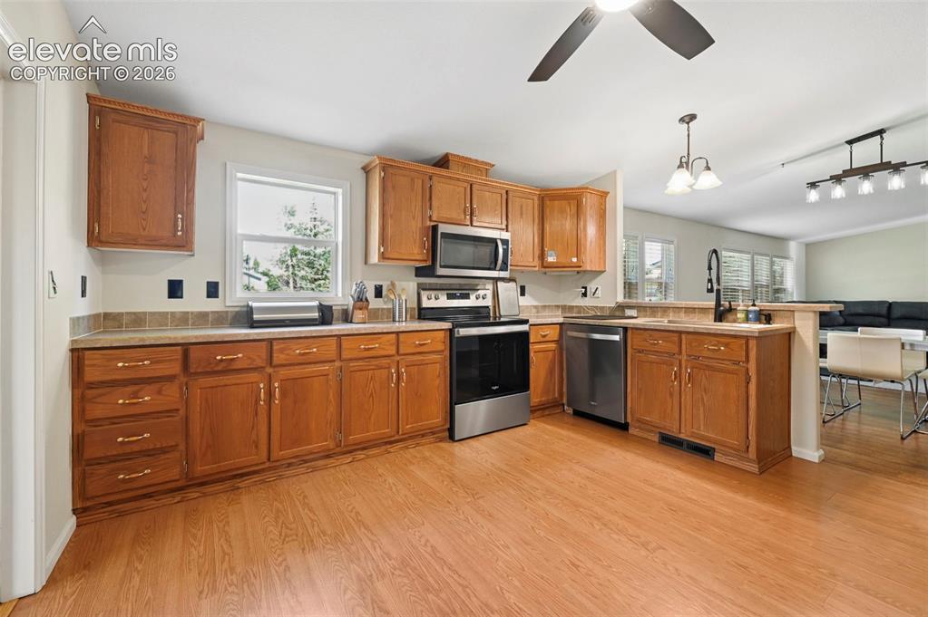 Image 16 of 33: Kitchen