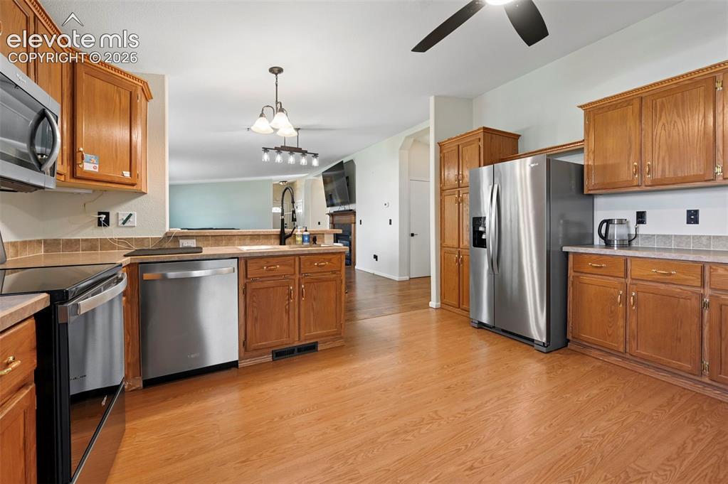 Image 17 of 33: Kitchen