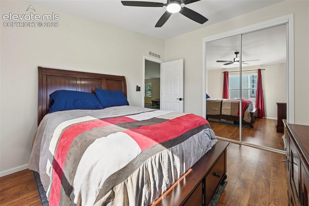 Image 4 of 33: Bedroom