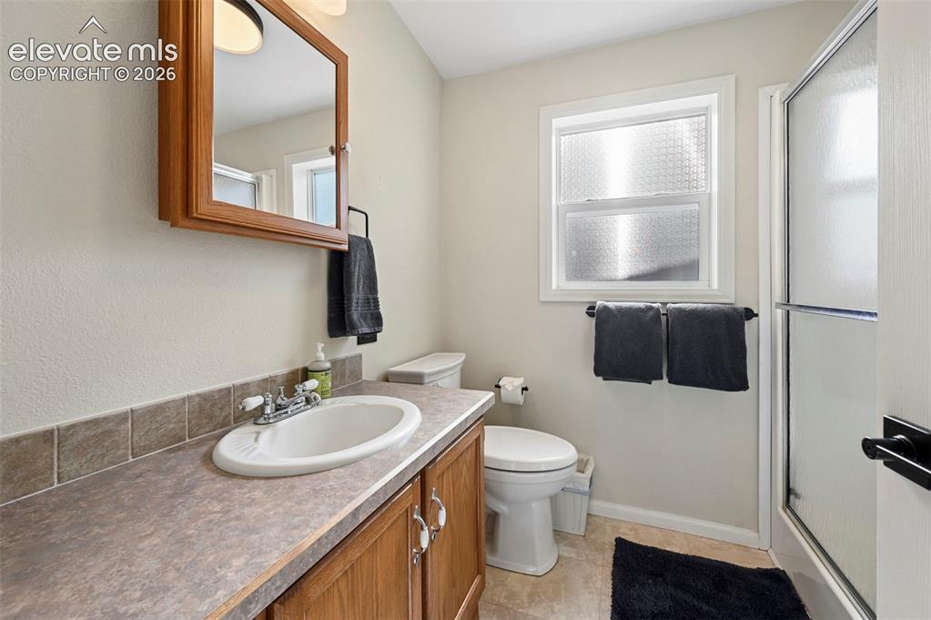 Image 6 of 33: Bathroom