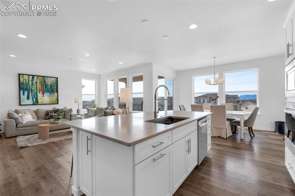 Image 9 of 50: Kitchen