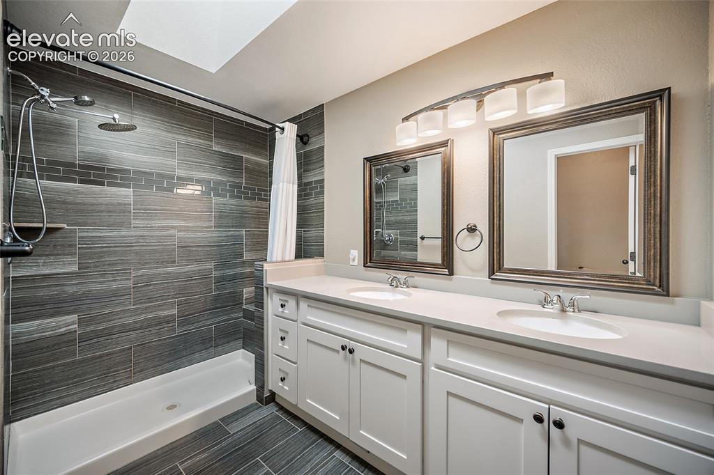 Image 22 of 48: Bathroom