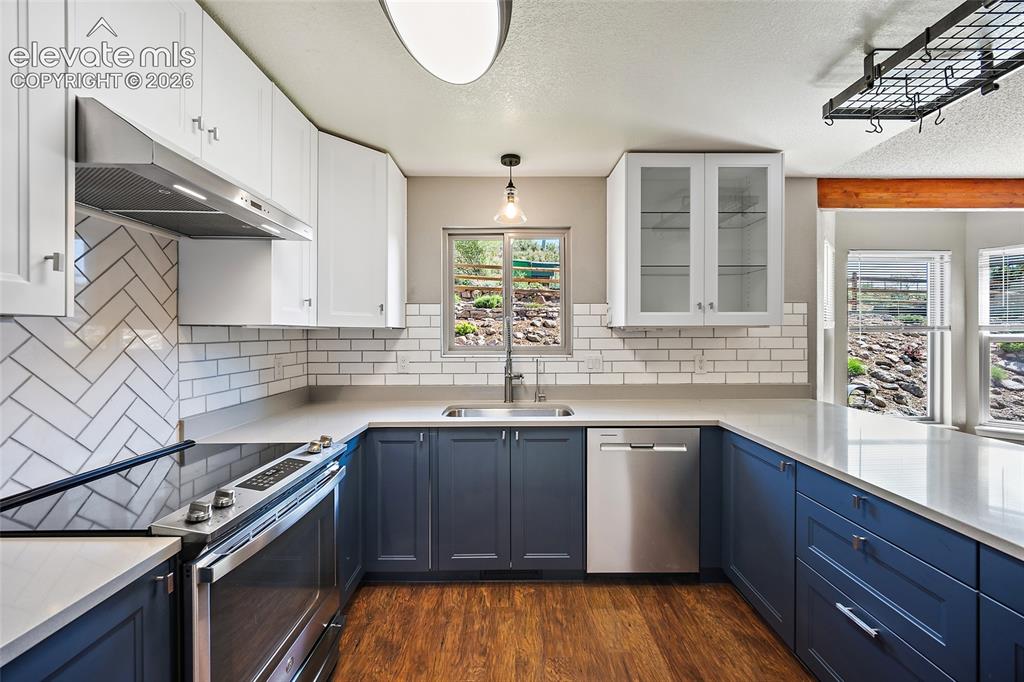 Image 36 of 48: Kitchen