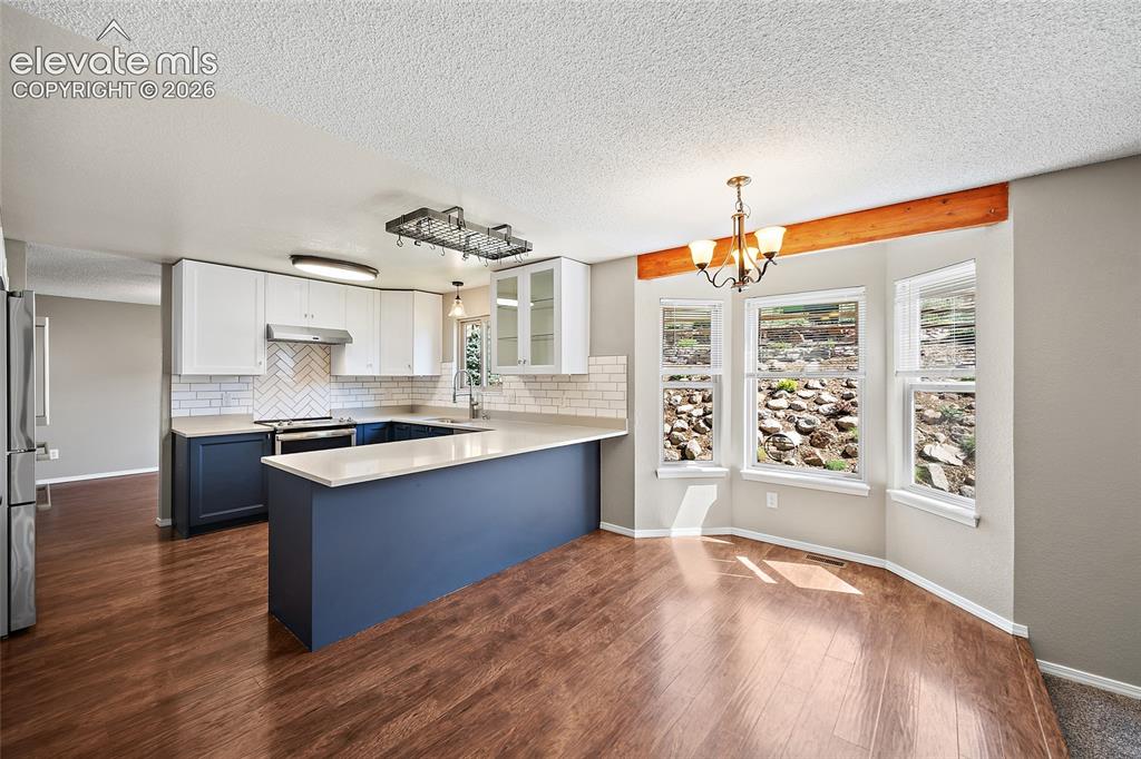 Image 40 of 48: Kitchen
