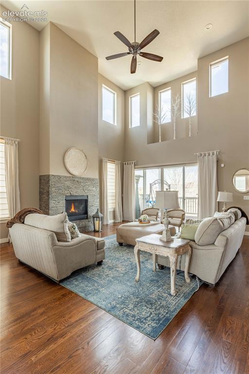 Image 16 of 42: Living Room