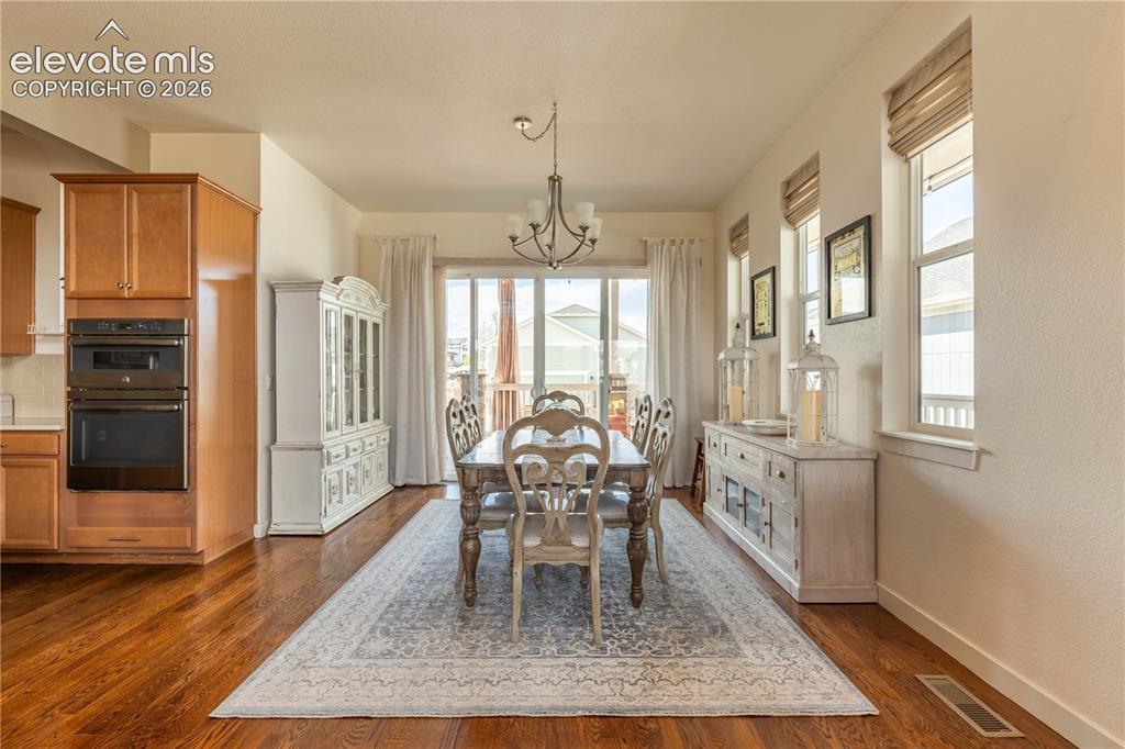 Image 21 of 42: Dining Area
