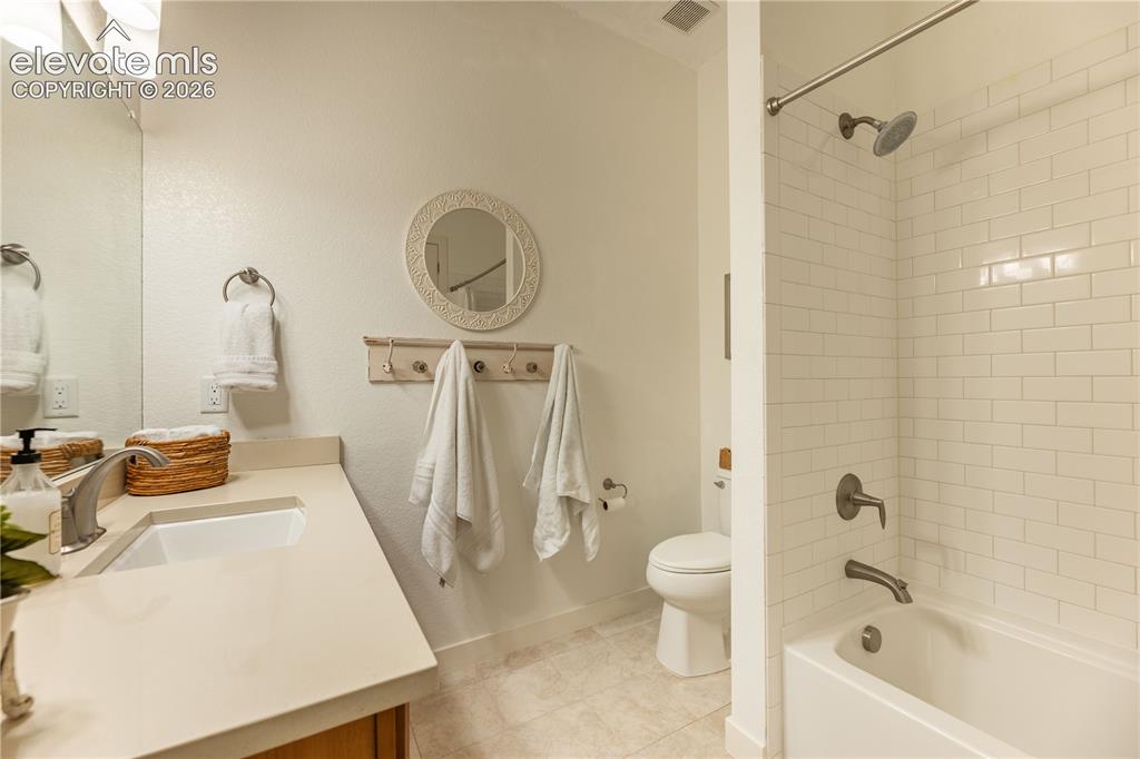 Image 26 of 42: Bathroom