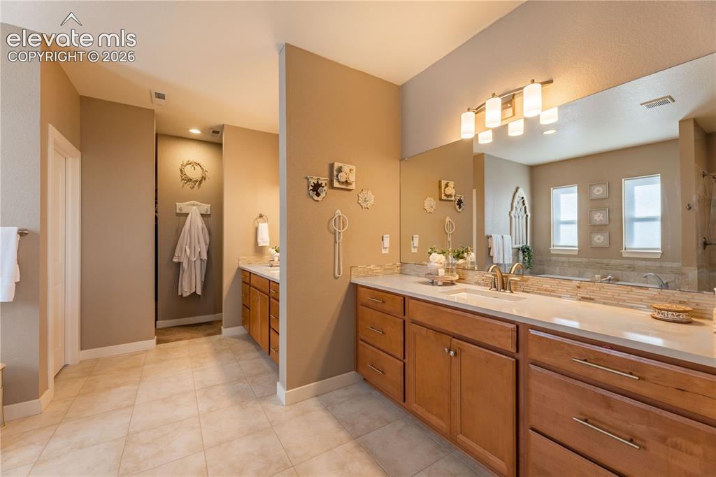 Image 29 of 42: Bathroom