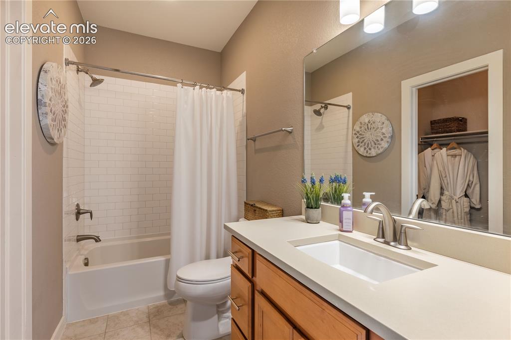 Image 34 of 42: Bathroom