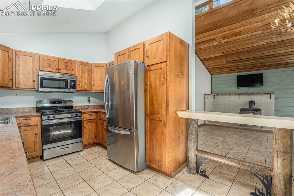 Image 13 of 35: Kitchen