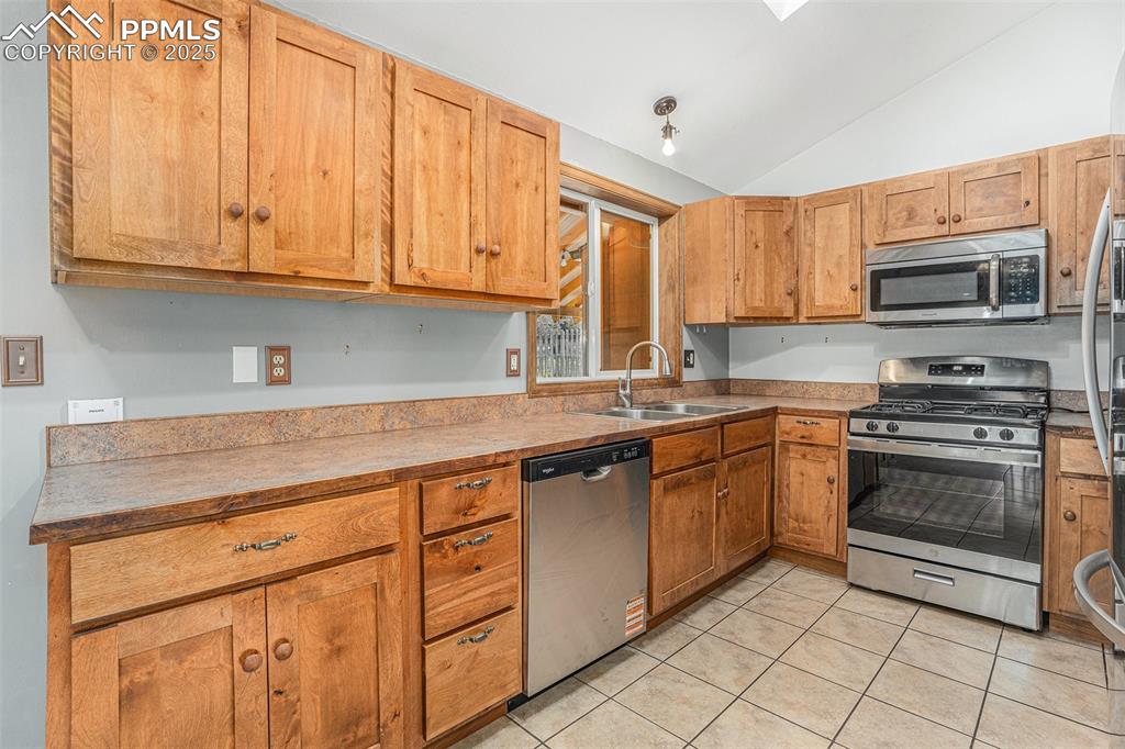 Image 14 of 35: Kitchen