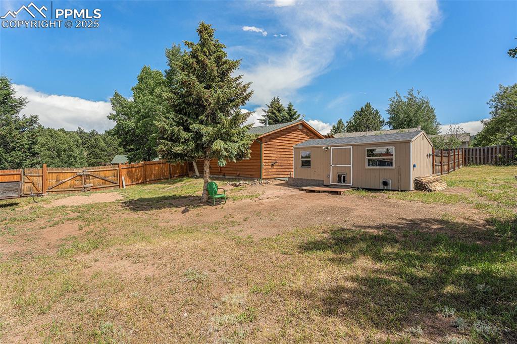 Image 36 of 38: Yard