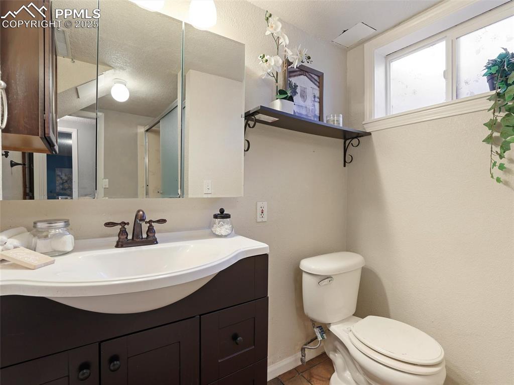 Image 19 of 49: Bathroom