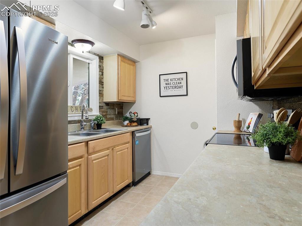 Image 6 of 49: Kitchen