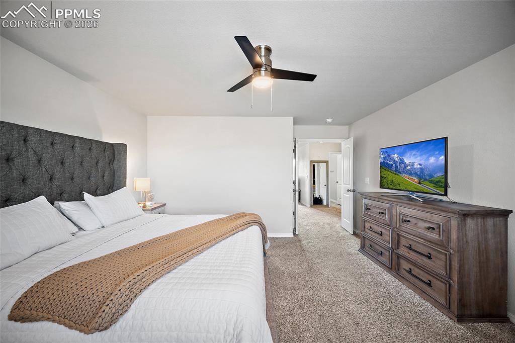 Image 18 of 29: Bedroom