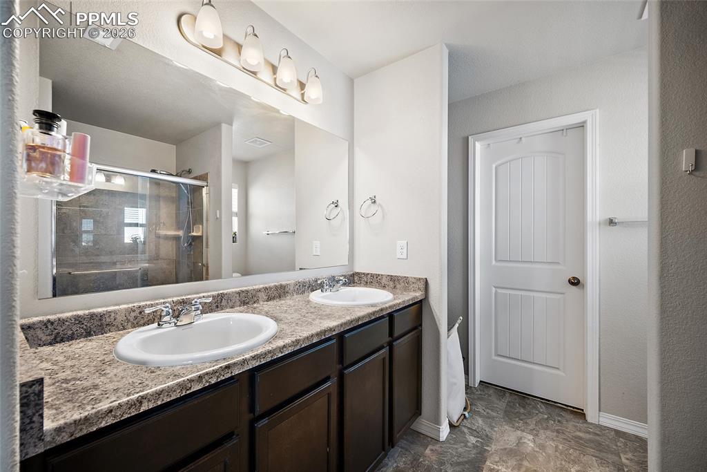 Image 19 of 29: Bathroom