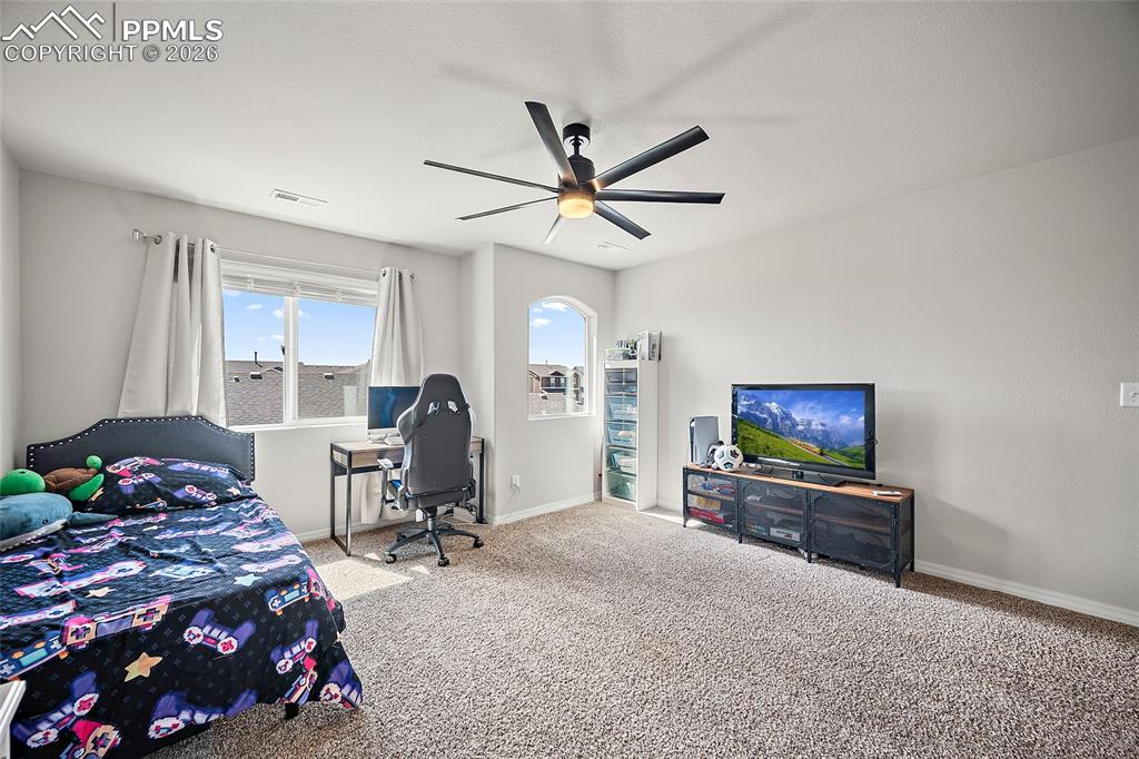 Image 26 of 29: Bedroom