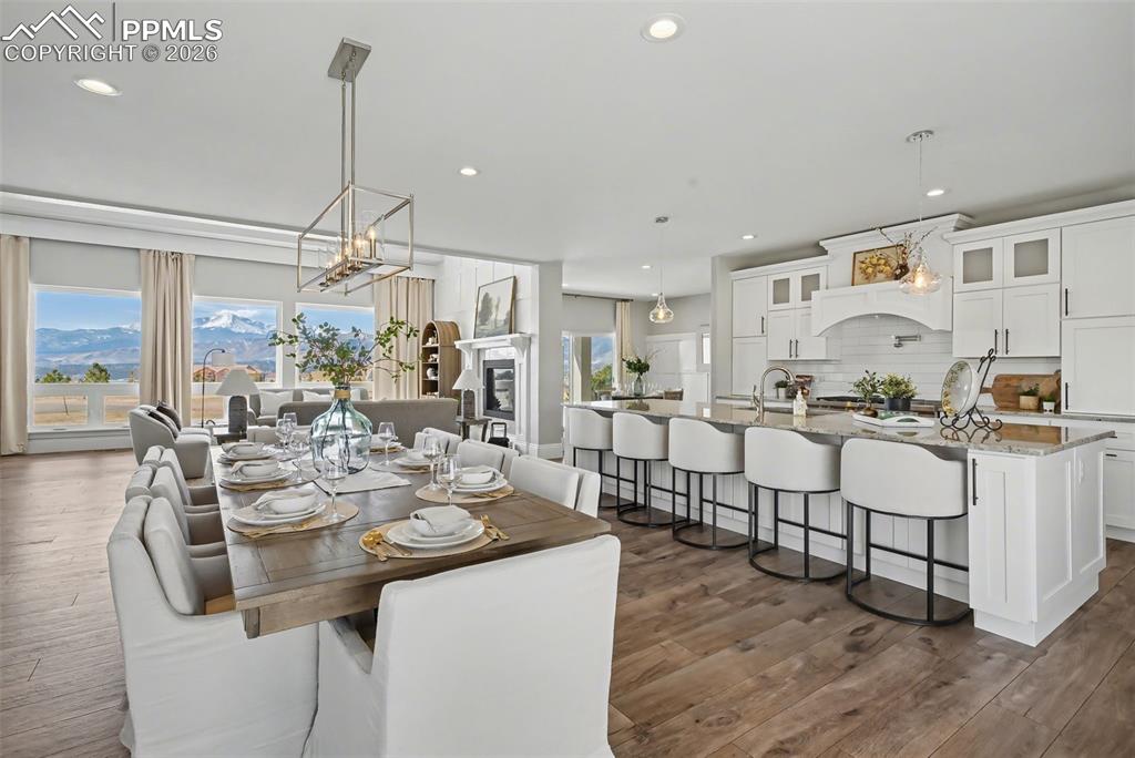 Image 11 of 50: Dining Area