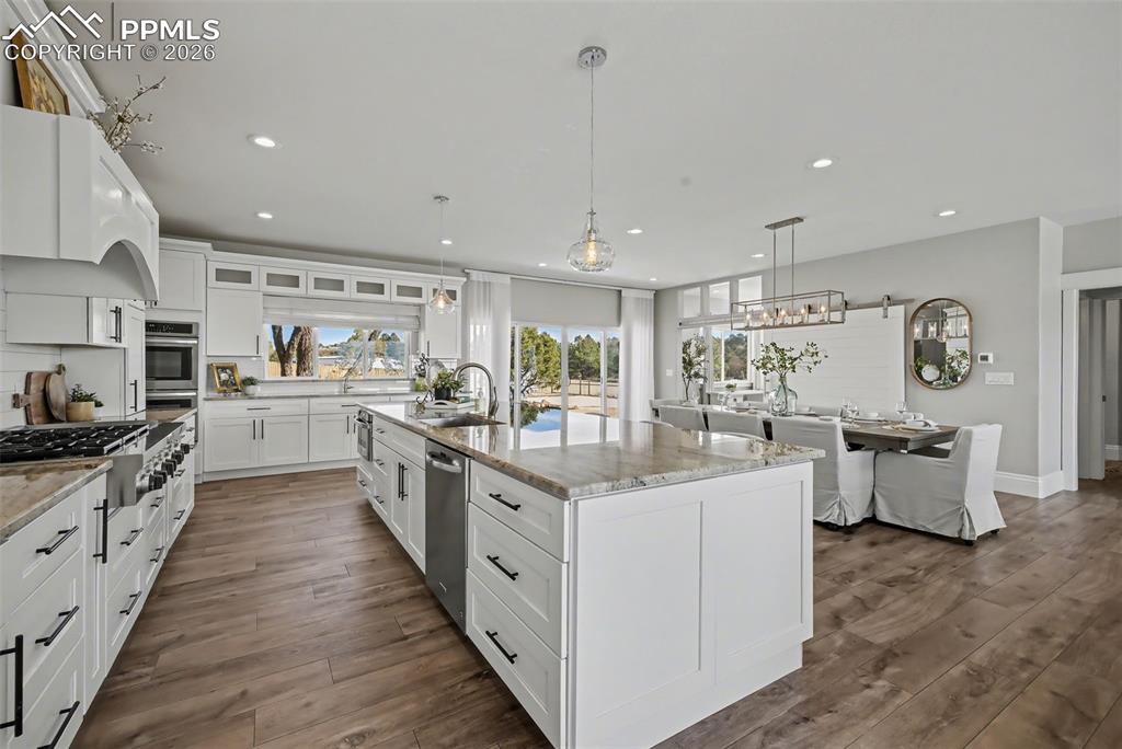 Image 12 of 50: Kitchen