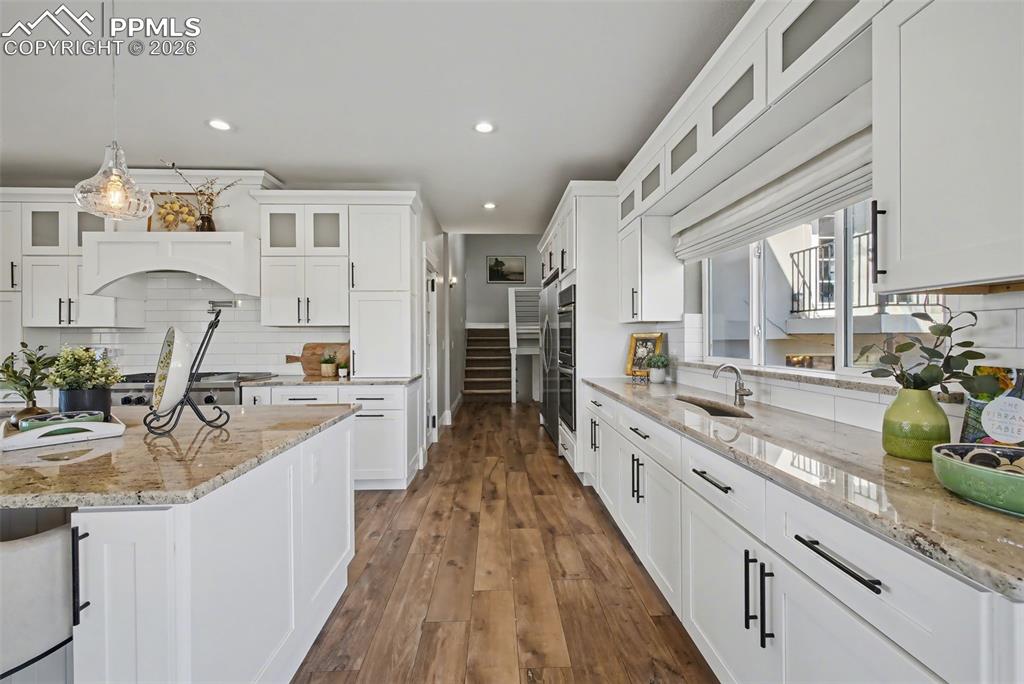 Image 13 of 50: Kitchen