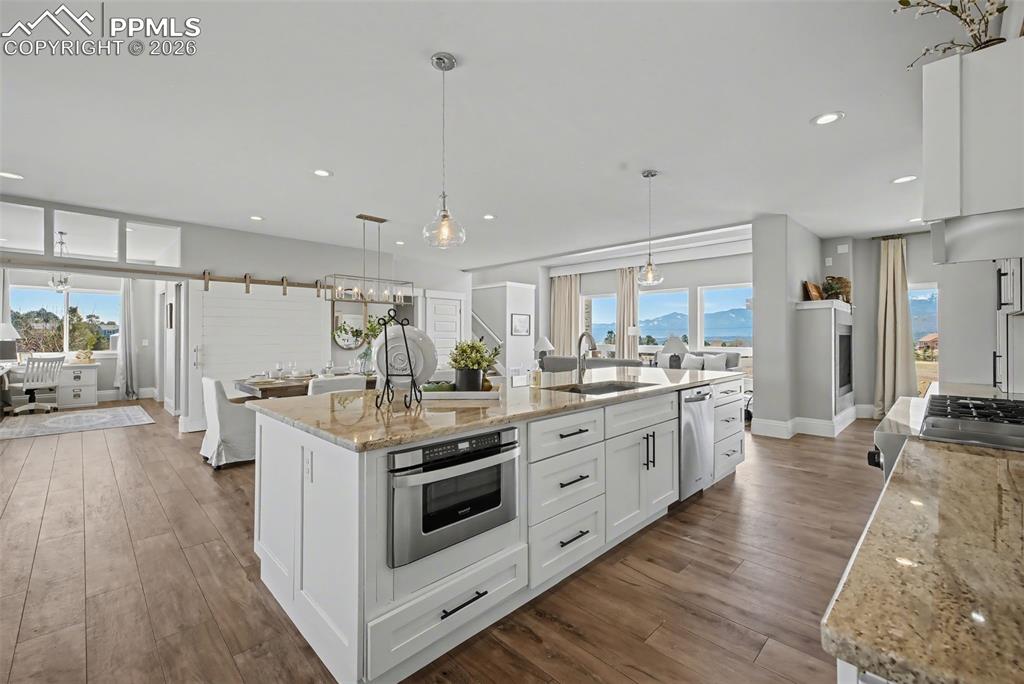 Image 14 of 50: Kitchen