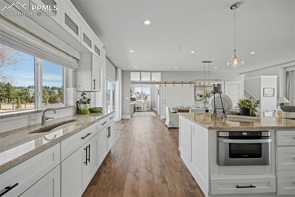 Image 16 of 50: Kitchen