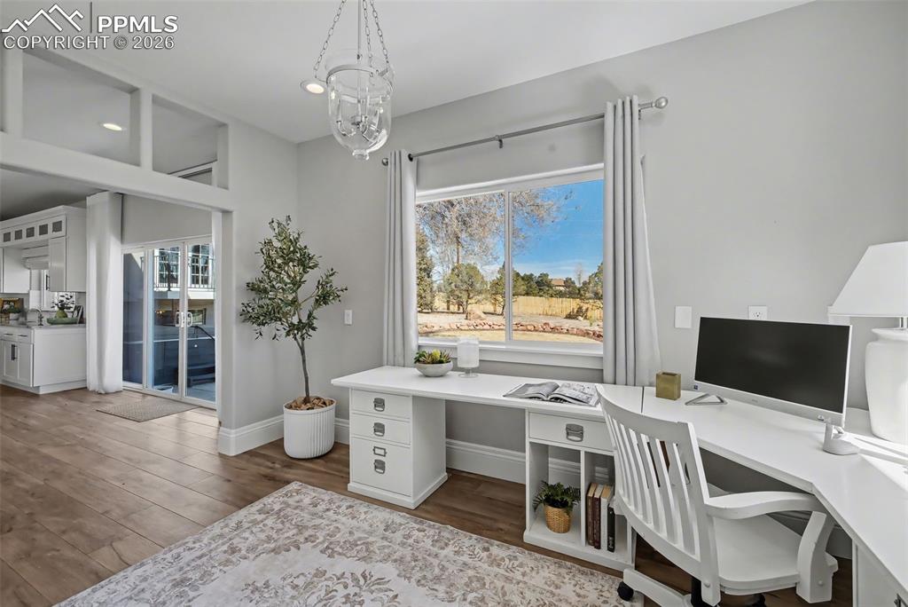 Image 20 of 50: Office